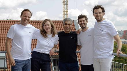 Das Berliner Start-up Opinary wurde vom indischen Konzern Affinity gekauft. Die neue Geschäftsführung v.l.n.r.: Lothar Krause, Pia Frey, Lavin Punjabi, Torben Brodt und Cornelius Frey.