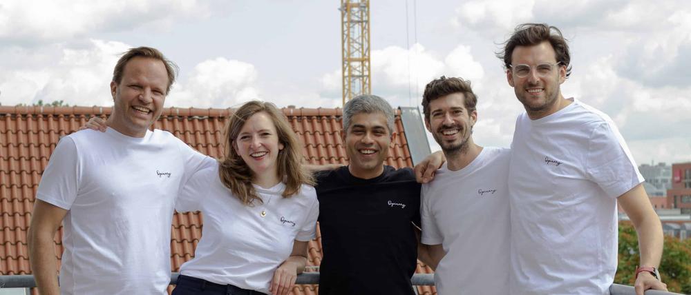 Das Berliner Start-up Opinary wurde vom indischen Konzern Affinity gekauft. Die neue Geschäftsführung v.l.n.r.: Lothar Krause, Pia Frey, Lavin Punjabi, Torben Brodt und Cornelius Frey.