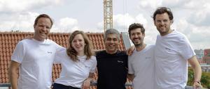 Das Berliner Start-up Opinary wurde vom indischen Konzern Affinity gekauft. Die neue Geschäftsführung v.l.n.r.: Lothar Krause, Pia Frey, Lavin Punjabi, Torben Brodt und Cornelius Frey.