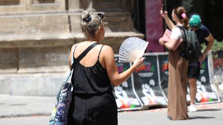 Eine Frau benutzt ihren Fächer während der Hitze. Temperaturen um die 40 Grad tagsüber und 30 Grad nachts machen den Menschen in weiten Teilen Südeuropas zu schaffen.