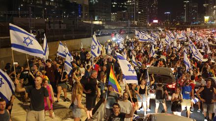 Demonstranten blockieren die Autobahn in Tel Aviv.