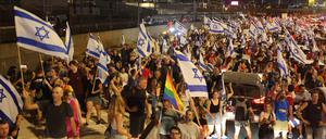 Demonstranten blockieren die Autobahn in Tel Aviv.