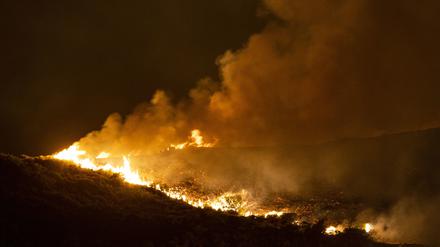 Nahe der Ortschaft Vati im Süden der Insel Rhodos steht ein Wald in Flammen. 