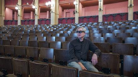 Jay Scheib, Regisseur der Neuproduktion des «Parsifal», sitzt mit einer Augmented Reality (AR) Brille im Zuschauerraum des Festspielhauses. Mit Scheibs Inszenierung betreten die Bayreuther Festspiele in diesem Jahr Neuland. 