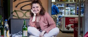 Die Autorin Özge İnan vor einem Späti in der Danziger Straße, in Berlin.