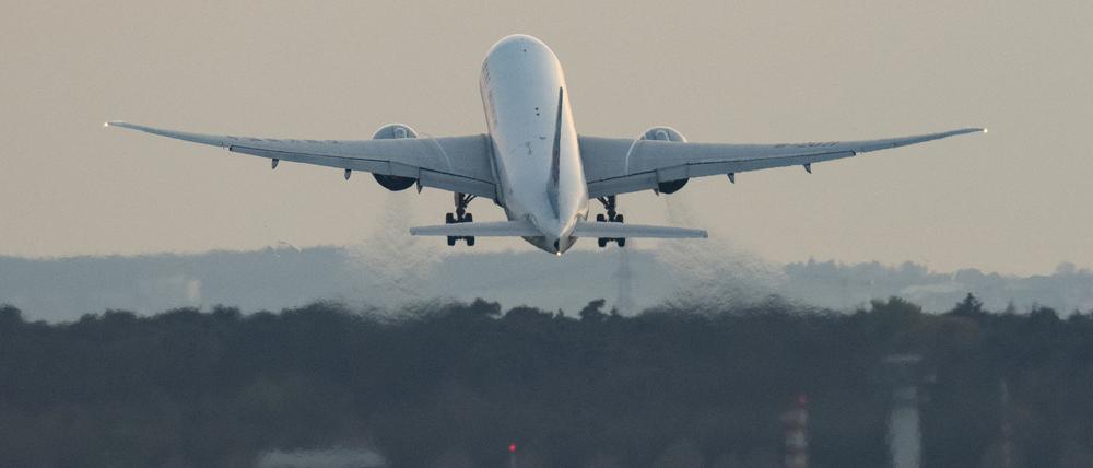 Eine Passagiermaschine startet vom Flughafen Frankfurt. 