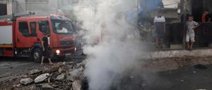 Die Sicherheitslage in Israel und im Westjordanland ist seit Langem angespannt, zuletzt nahm die Gewalt nochmals zu. Palästinenser begutachten die Schäden nach einem israelischen Überfall auf das Flüchtlingslager Nur Shams im Gouvernement Tulkarm.