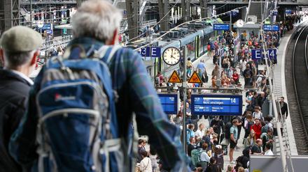 Kein Streik in der Hochsaison. Die EVG hat die Urabstimmung zu einem unbefristeten Streik vorbereitet, mithilfe der Schlichtung soll das vermieden werden. 