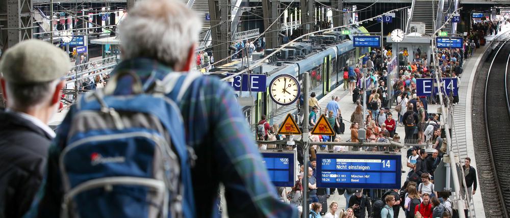Kein Streik in der Hochsaison. Die EVG hat die Urabstimmung zu einem unbefristeten Streik vorbereitet, mithilfe der Schlichtung soll das vermieden werden.