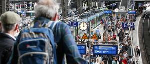 Kein Streik in der Hochsaison. Die EVG hat die Urabstimmung zu einem unbefristeten Streik vorbereitet, mithilfe der Schlichtung soll das vermieden werden. 