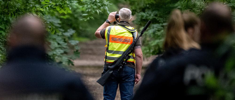 Spezialkräfte durchsuchen im Bereich der südlichen Landesgrenze von Berlin den Wald nach einem gefährlichen Wildtier.
