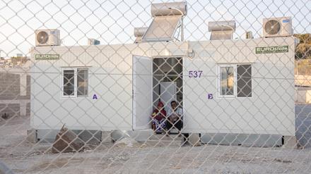 Asylsuchende im Camp für Geflüchtete auf der griechischen Insel Samos. 64 Prozent der Deutschen sind laut einer Forsa-Umfrage für die Beibehaltung des individuellen Asylrechts der EU. (Archivfoto)