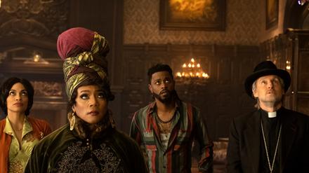Sind nicht allein: Gabbie (Rosario Dawson, Harriet (Tiffany Haddish), Ben (LaKeith Stanfield) und Father Kent (Owen Wilson).