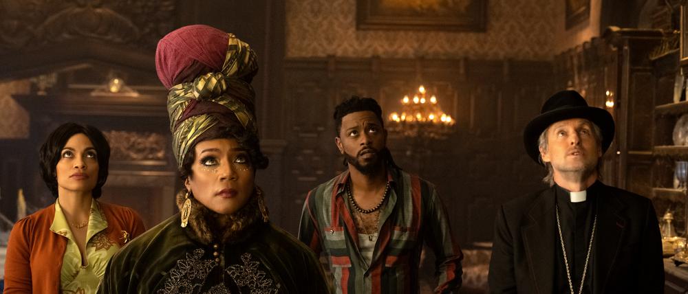 Sind nicht allein: Gabbie (Rosario Dawson, Harriet (Tiffany Haddish), Ben (LaKeith Stanfield) und Father Kent (Owen Wilson).