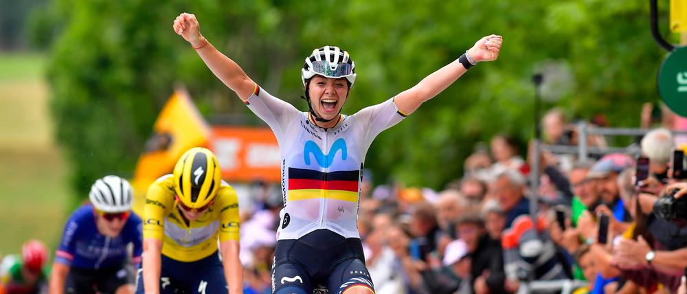 Liane Lippert fährt nach ihrem Sieg auf der 2. Etappe durch die Zielgerade. 