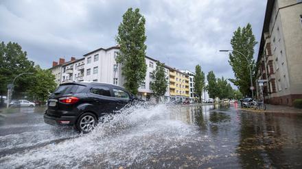 Aufgefangenes Wasser bei Starkregen könnte Abhilfe gegen den Grundwassermangel schaffen. Doch dafür braucht es bestimmte Bedingungen.