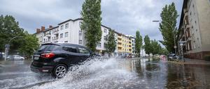 Das Unwetter hat in Berlin für einen starken Anstieg an Einsätzen der Berliner Feuerwehr gesorgt.
