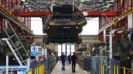 Der Motor eines APC Fuchs-Fahrzeugs ist in der Rheinmetall-Produktionsstätte für militärische Ausrüstung für die Bundeswehr, die Polizei und die Ukraine in Kassel zu sehen (Symbolbild).