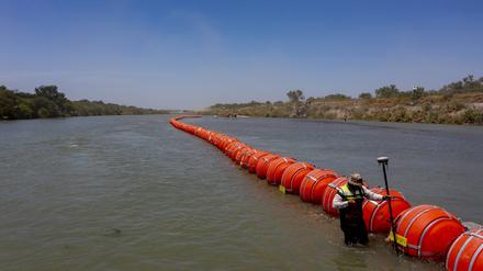 Die großen orangeroten Kugeln im Rio Grande sollen den Zuzug von Migranten in die USA stoppen.
