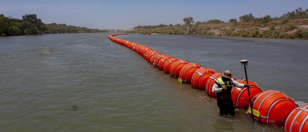 Die großen orangeroten Kugeln im Rio Grande sollen den Zuzug von Migranten in die USA stoppen.