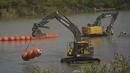 Große Bojen werden als Grenzsperre im Fluss Rio Grande eingesetzt.