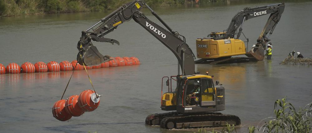 Große Bojen werden als Grenzsperre im Fluss Rio Grande eingesetzt.