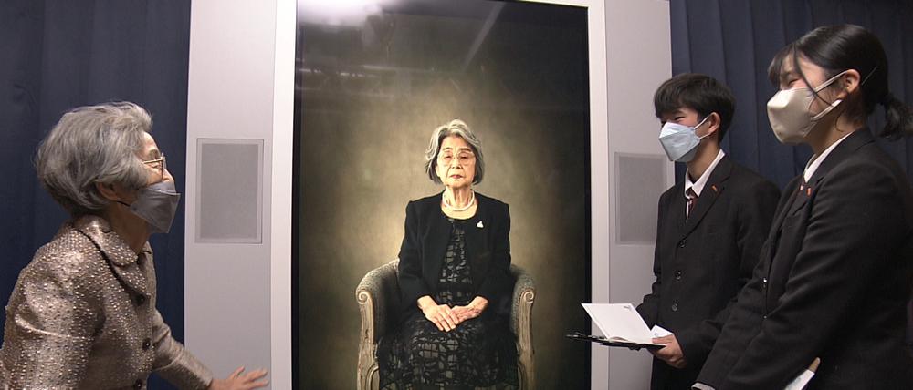 Avatar der Überlebenden des Atombombenabwurfs über Hiroshima, Yoshiko Kajimoto mit Schülern.