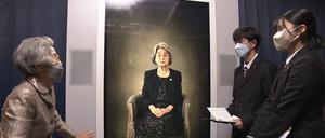 Avatar der Überlebenden des Atombombenabwurfs über Hiroshima, Yoshiko Kajimoto mit Schülern.