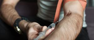 Die meisten drogenbedingten Sterbefälle gehen auf das Konto überdosierter opioidhaltiger Substanzen wie Heroin, Methadon, Oxycodon, Tilidin oder Fentanyl.