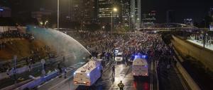 Die Bereitschaftspolizei versucht in Tel Aviv, Israel, Demonstranten während einer Demonstration gegen die Justizreform mit einem Wasserwerfer zu vertreiben.