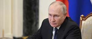  Das von der staatlichen russischen Nachrichtenagentur Sputnik via AP veröffentlichte Bild zeigt Wladimir Putin, Präsident von Russland, der im Kreml an einer Videokonferenz zur Lage im Gebiet der Krim-Brücke teilnimmt. 