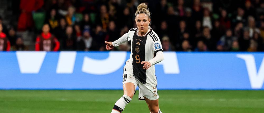 Die deutsche Nationalspielerin Svenja Huth hat als Rechtsverteidigerin noch Luft nach oben. Trotzdem verändert ihre neue Rolle das Spiel Deutschlands entscheidend.