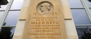 Gedenkveranstaltung zum 170. Todestag von Max Dortu am ehemaligen Geburthaus. Gedenktafel am Geburtshaus Dortus.