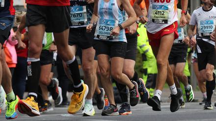 Berlin Marathon Berlin 25.09.2022: √úber 45.000 L√§ufer und Teilnehmer aus 150 Nationen beim 48. Berlin Marathon. Fotos bei km 14 in der Heinrich-Heine-Stra√üe in Mitte Berlin Berlin Berlin *** Berlin Marathon Berlin 25 09 2022 above 45 000 Runners and Participants out 150 Nations the 48 Berlin Marathon Photos at km 14 in the Heinrich Heine Road in centre Berlin Berlin Berlin