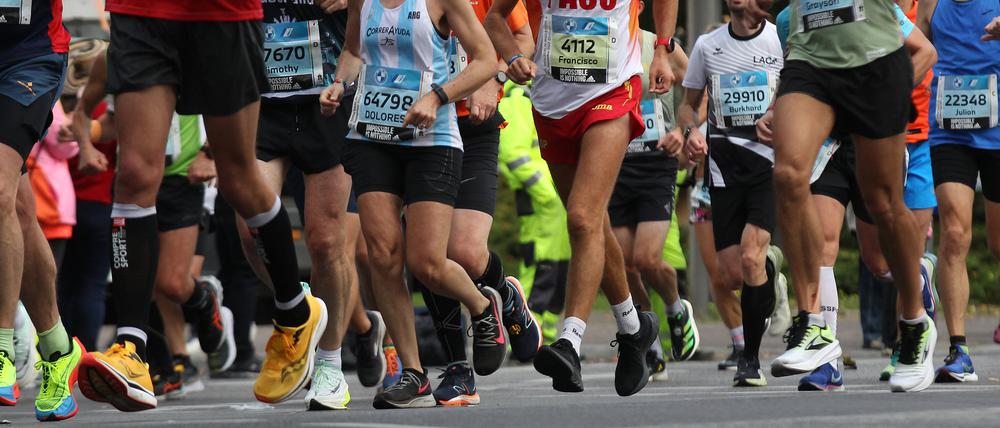 Berlin Marathon Berlin 25.09.2022: √úber 45.000 L√§ufer und Teilnehmer aus 150 Nationen beim 48. Berlin Marathon. Fotos bei km 14 in der Heinrich-Heine-Stra√üe in Mitte Berlin Berlin Berlin *** Berlin Marathon Berlin 25 09 2022 above 45 000 Runners and Participants out 150 Nations the 48 Berlin Marathon Photos at km 14 in the Heinrich Heine Road in centre Berlin Berlin Berlin