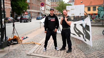 Demonstranten der „Dänischen Patrioten“ stehen vor der irakischen Botschaft in Kopenhagen, Dänemark. 