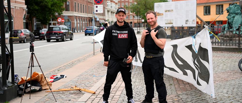 Demonstranten der „Dänischen Patrioten“ stehen vor der irakischen Botschaft in Kopenhagen, Dänemark. 