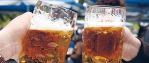 Zwei Männer stoßen mit vollen Biergläsern in der Hand am Donnerstag (05.05.05) zum Herrentag in einer Freiluft-Gaststätte in Berlin-Treptow an. Foto: Jan Woitas dpa/lbn  +++(c) dpa - Bildfunk+++ Prost