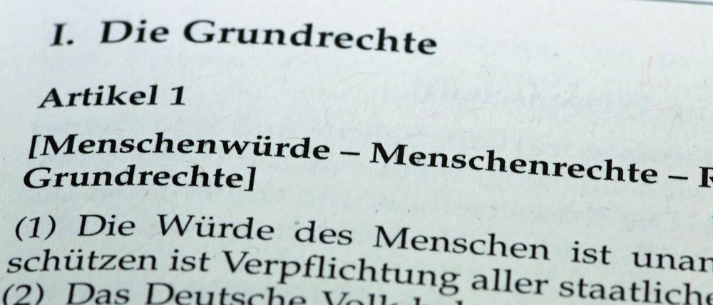 So steht es geschrieben. Artikel 1 des Deutschen Grundgesetzes zur Menschenwürde.