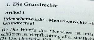 So steht es geschrieben. Artikel 1 des Deutschen Grundgesetzes zur Menschenwürde.
