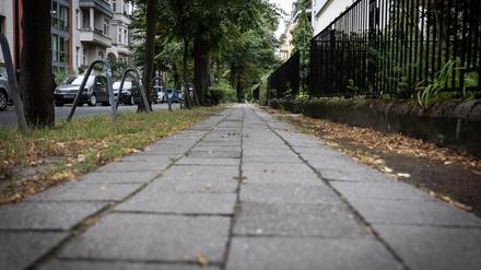 Wo es heute ganz ordentlich aussieht, gab es früher viele Baustellen und Müll: Bürgersteig in der Parkstraße in Pankow.
