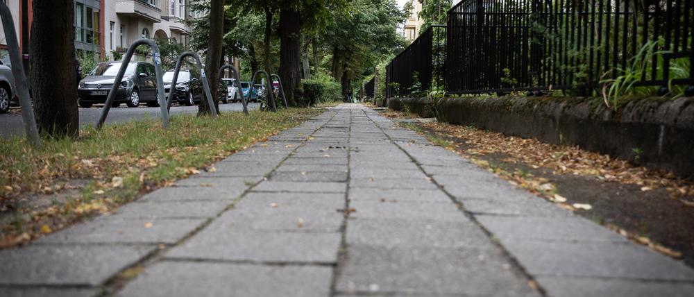 Wo es heute ganz ordentlich aussieht, gab es früher viele Baustellen und Müll: Bürgersteig in der Parkstraße in Pankow.