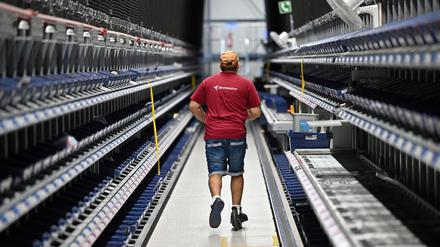 Ein Mitarbeiter in einem Logistikzentrum für E-Commerce und Einzelhandel im thüringischen Erfurt. Der E-Commerce wird mit 14 bis 20 Billionen US-Dollar die größte Schlüsselindustrie sein. Immer mehr klassische Händler werden auf den Online-Handel setzen, zudem sorgen Verkaufsplattformen auf sozialen Medien für neue Erlöse.