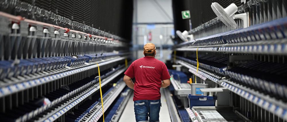 Ein Mitarbeiter in einem Logistikzentrum für E-Commerce und Einzelhandel im thüringischen Erfurt. Der E-Commerce wird mit 14 bis 20 Billionen US-Dollar die größte Schlüsselindustrie sein. Immer mehr klassische Händler werden auf den Online-Handel setzen, zudem sorgen Verkaufsplattformen auf sozialen Medien für neue Erlöse.