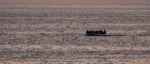 Unterwegs mit der Sea-Watch 3, Fluechtlingsboot (Flüchtlingsboot), Fluechtlinge (Flüchtlinge), Location: Westlich von Tripolis in Internationalen Gewaessern +++No Model Release+++ Mittwoch 22.11.2017, Mittelmeer *** Out and about with Sea Watch 3 Refugee boat Refugee boat Refugees Refugees Location West of Tripoli in International waters No Model Release Wednesday 22 11 2017 Mediterranean  