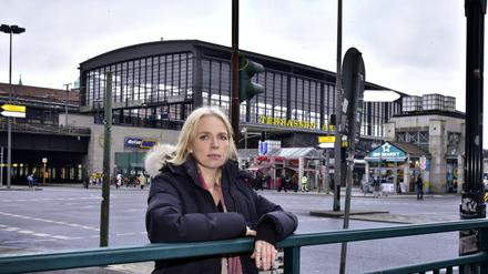 Annette Hess am Bahnhof Zoo, dem Schauplatz der neuen Amazon-Serie. 