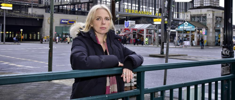 Annette Hess am Bahnhof Zoo, dem Schauplatz der neuen Amazon-Serie. 