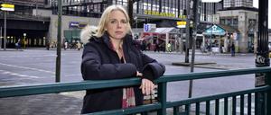 Annette Hess am Bahnhof Zoo, dem Schauplatz der neuen Amazon-Serie. 