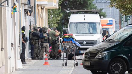 Spezial-Einsatzkräfte der Polizei stehen vor einem Haus am Brunsbütteler Damm. 