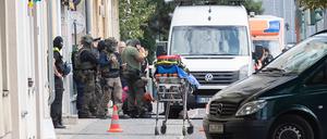 Spezial-Einsatzkräfte der Polizei stehen vor einem Haus am Brunsbütteler Damm.